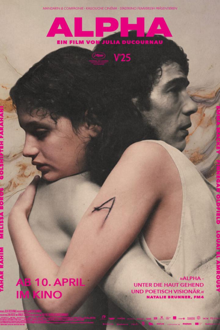 Mädchen mit großem A-förmigen Wunde im Oberarm umarmt einen Mann 