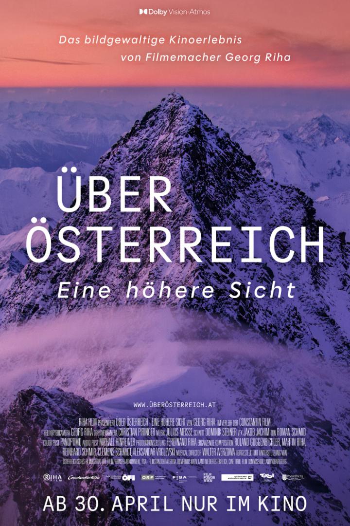 In violettes Licht getauchtes Alpenpanorama