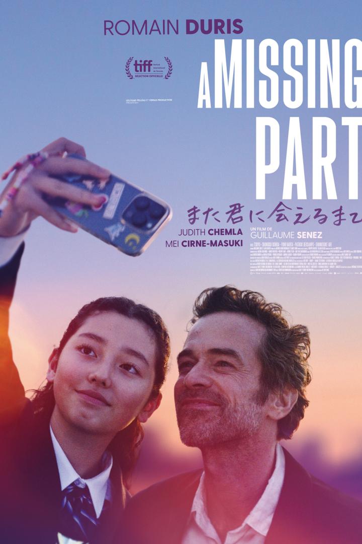 Junge Frau schießt ein Selfie mit Mann an ihrer Seite