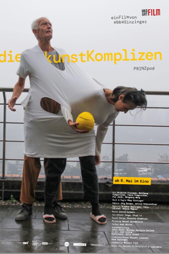 Das Kunstduo PRINZpod steckt gemeinsam in einem weißen Überkleid