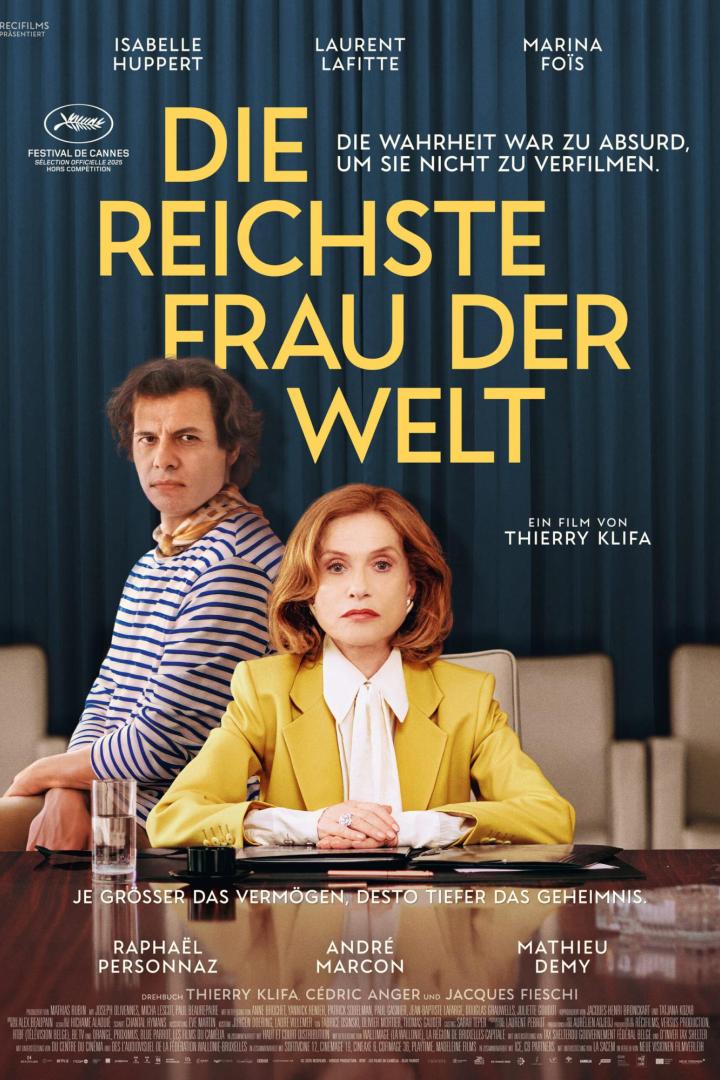 Isabelle Huppert sitzt auf Filmpkakat an einem Konferenztisch, schräg hinter ihr steht ein Mann