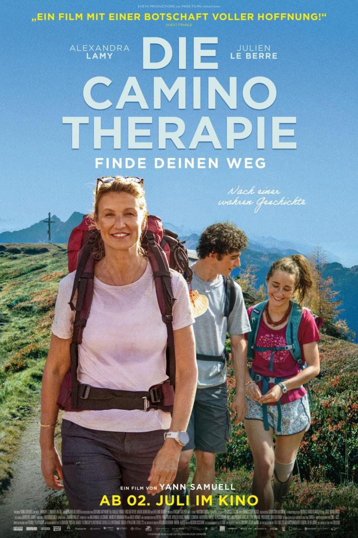 Drei Wanderer auf einem grasigen Höhenrücken