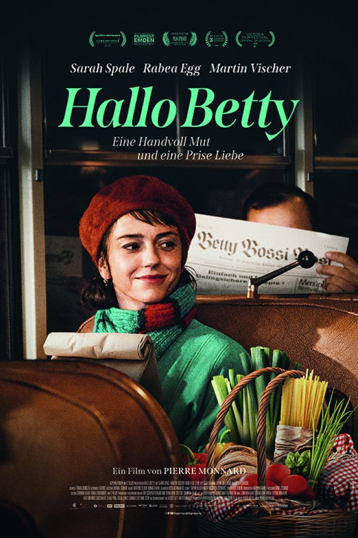 Eine Frau mit Baskenmütze lächelt im Filmplakat zu "Hallo Betty", während ein Mann hinter einer Zeitung hervorlugt.