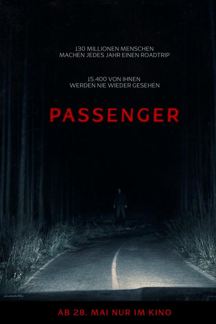 Auf dem Kinoplakat zu "Passenger" steht eine Person auf einer dunklen Waldstraße.