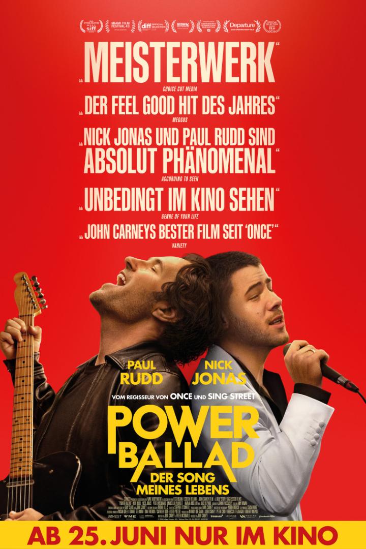 Auf rotem Grund: Paul Rudd mit Gitarre und Nick Jonas mit Mikrofon auf dem Filmplakat zu "Power Ballad".