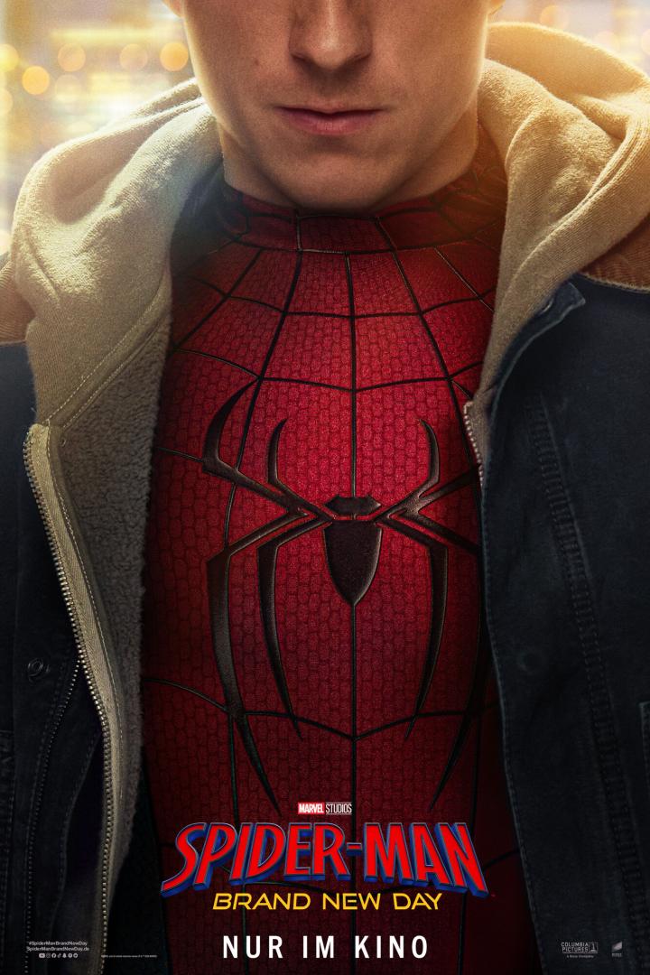Nahaufnahme von Spider-Man in einem roten Anzug mit schwarzem Spinnen-Logo unter einer offenen Jacke mit Kapuze.