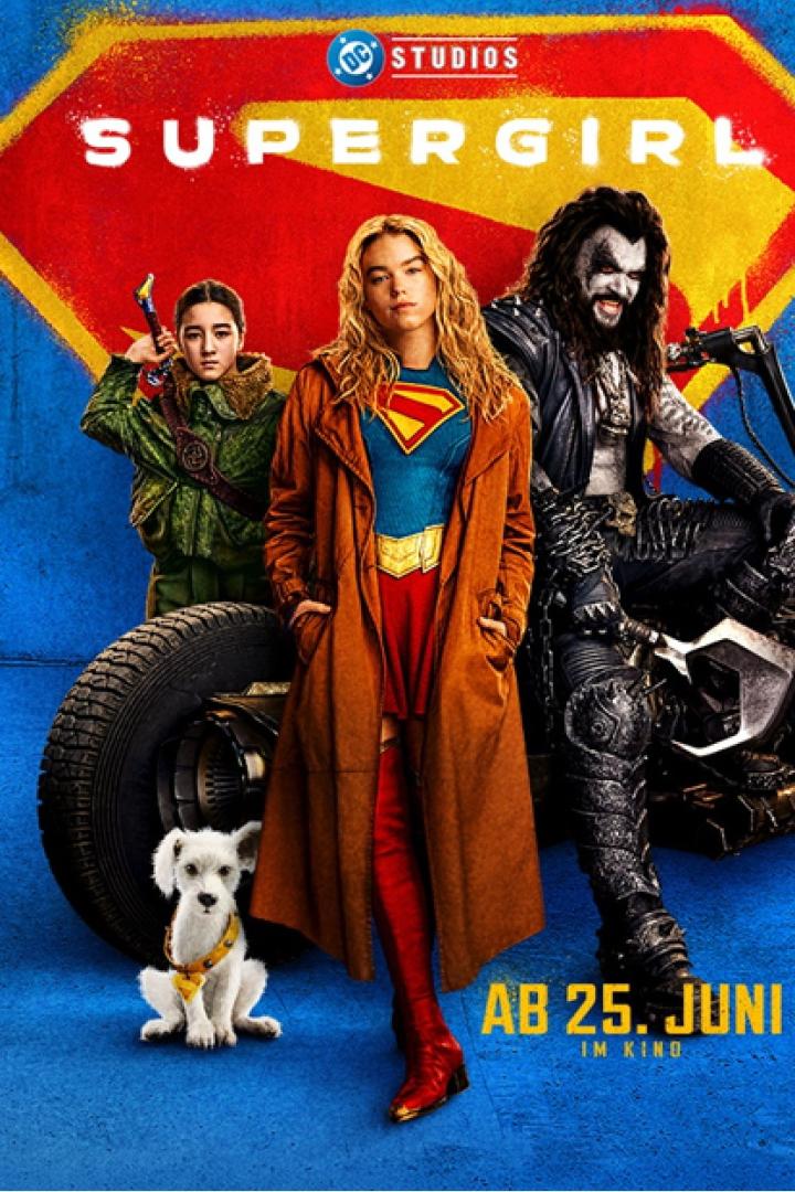 Filmplakat von DC Studios für Supergirl mit Supergirl, Lobo, einem Kind und einem Hund vor einem großen Superman-Logo.