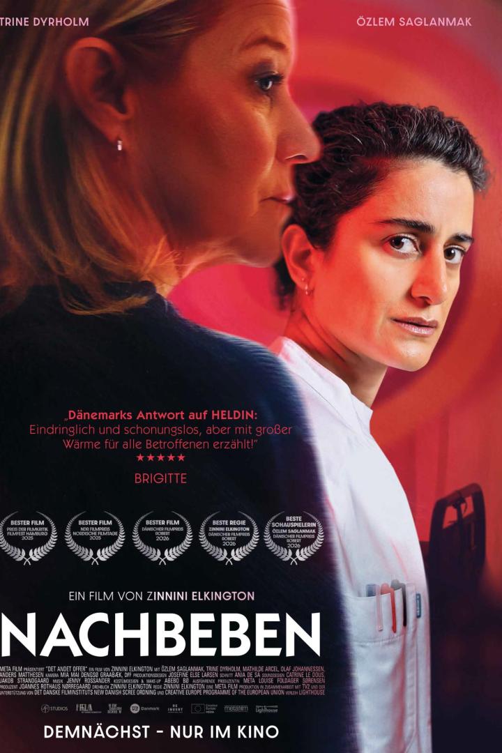Filmplakat zu „Nachbeben“ von Zinnini Elkington mit den Schauspielerinnen Trine Dyrholm und Özlem Saglanmak vor einem rötlichen Hintergrund.