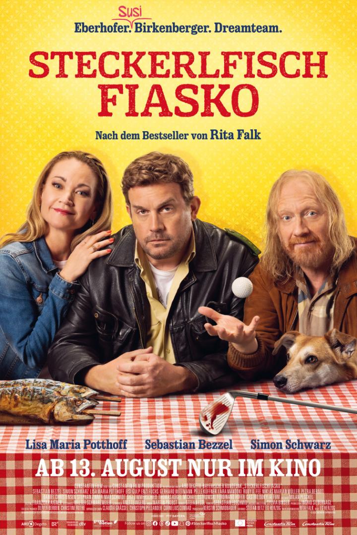 Filmplakat zu „Steckerlfischfiasko“ nach Rita Falk mit Lisa Maria Potthoff, Sebastian Bezzel und Simon Schwarz vor gelbem Hintergrund.