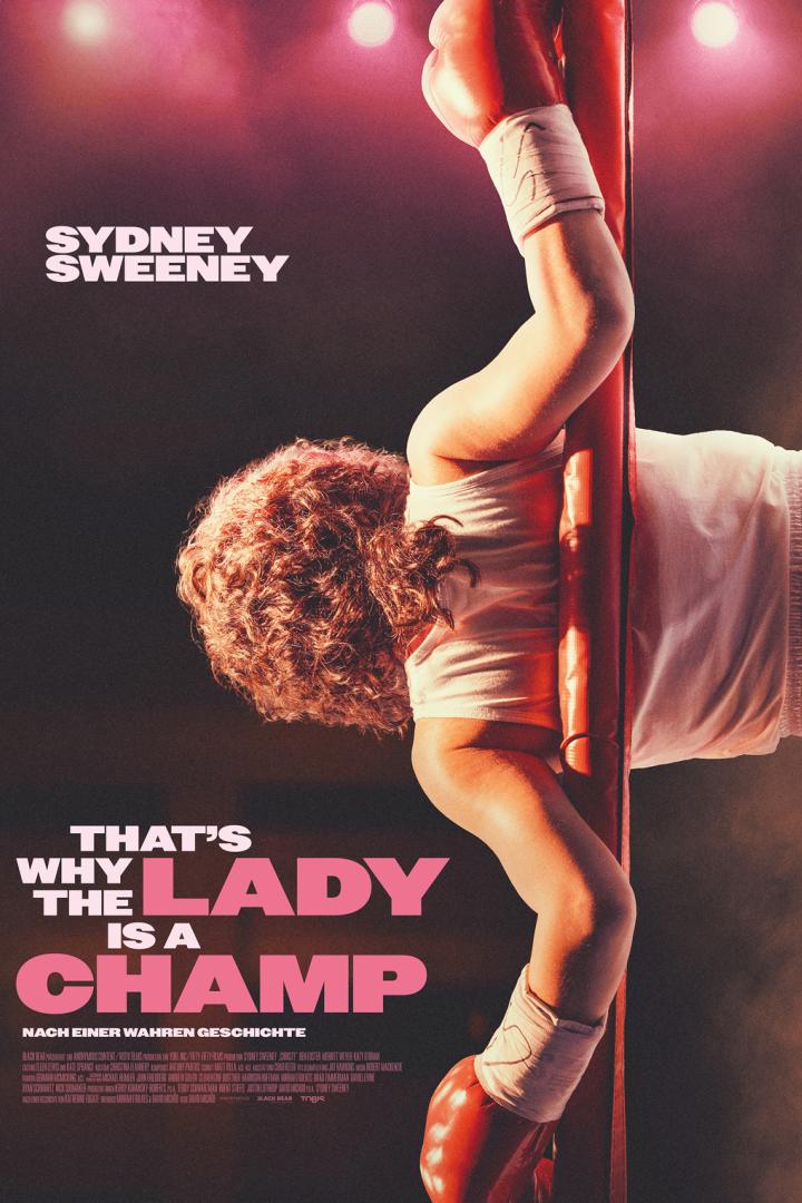 Sydney Sweeney lehnt sich in Boxkleidung und mit roten Handschuhen an einen Boxringpfosten auf dem Filmplakat zu „That’s Why the Lady Is a Champ“.