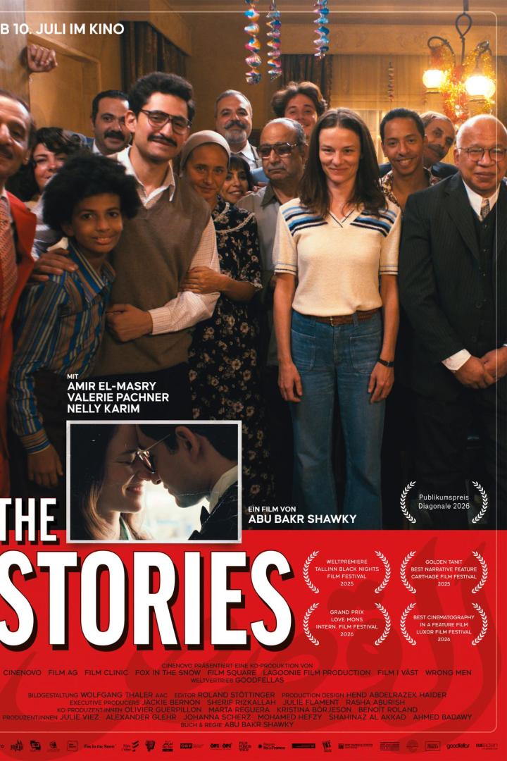 Filmplakat zu „The Stories“ von Abu Bakr Shawky mit Amir El-Masry und Valerie Pachner vor einer Gruppe von Menschen in einem Wohnraum.