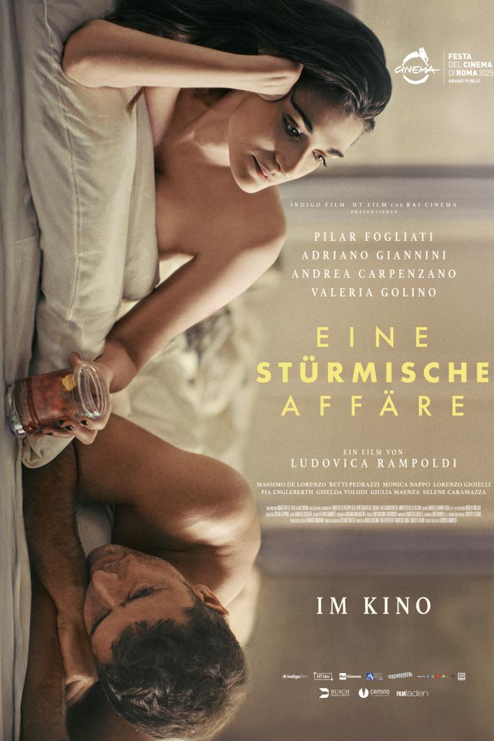Filmplakat zu „Eine stürmische Affäre“ mit Pilar Fogliati und Adriano Giannini in einer intimen Szene im Bett.