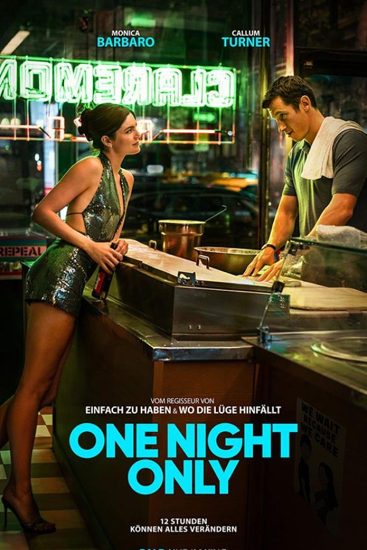 Monica Barbaro und Callum Turner stehen sich in einer nächtlichen Imbissstube auf dem Filmplakat zu „One Night Only“ gegenüber.