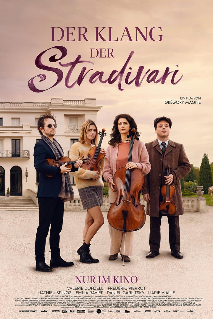 Vier Musiker mit Geigen und einem Cello stehen vor einem herrschaftlichen Gebäude auf dem Filmplakat zu „Der Klang der Stradivari“ von Grégory Magne.