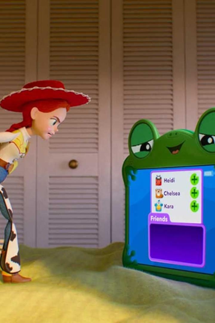 Jessie und Bullseye betrachten ein grünes, froschförmiges Tablet, auf dessen Bildschirm eine Liste mit den Namen Heidi, Chelsea und Kara zu sehen ist.