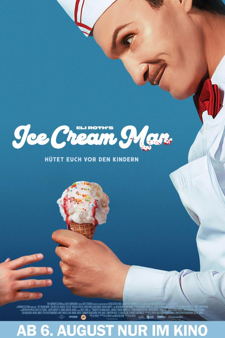 Ein Eismann mit verschmitztem Lächeln reicht einem Kind ein Eis auf dem Filmplakat zu Eli Roths „Ice Cream Man“.