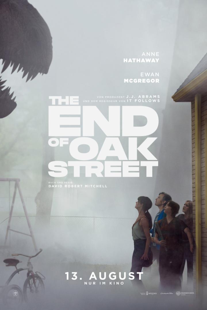 Filmplakat zu „The End of Oak Street“ mit Anne Hathaway und Ewan McGregor, die in einer nebligen Vorstadt vor einem riesigen Dinosaurierkopf stehen.
