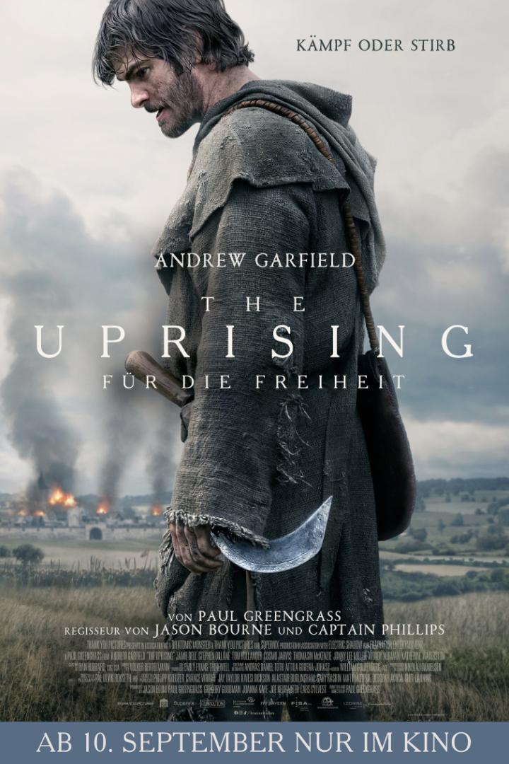 Andrew Garfield steht in mittelalterlicher Kleidung mit einer Sichel vor einer brennenden Festung auf dem Filmplakat zu „The Uprising“.