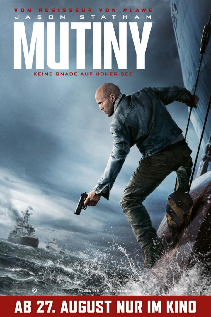 Jason Statham hält eine Waffe, während er auf einem Schiff auf stürmischer See steht, auf dem Filmplakat zu „Mutiny“.