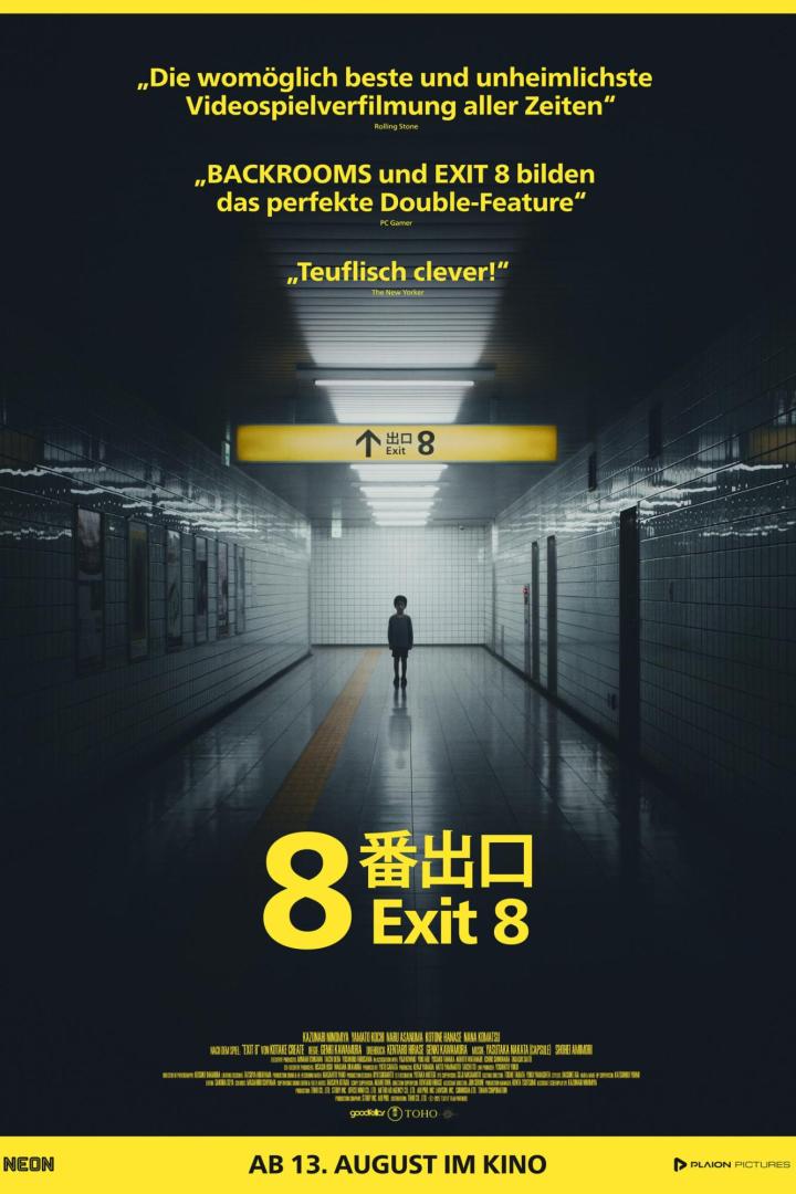 Ein einsames Kind steht in einem düsteren, gefliesten U-Bahn-Gang unter einem gelben Schild mit der Aufschrift „Exit 8“.