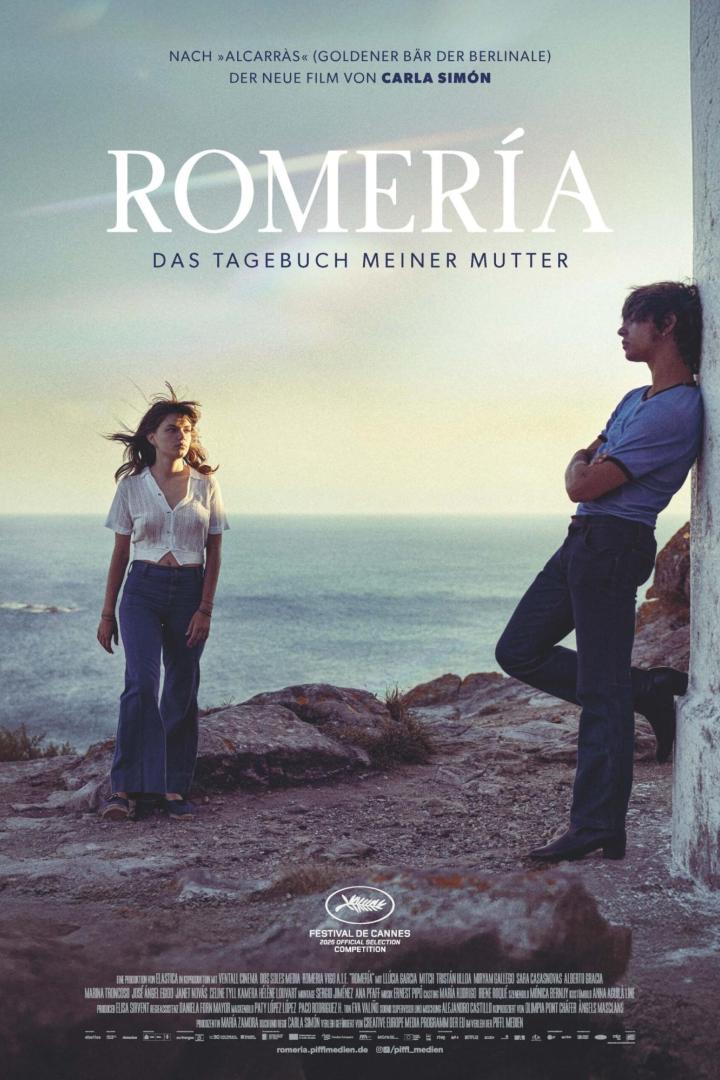 Filmposter mit zwei Jugendlichen an einer felsigen Küste vor dem Meer, Titel „Romería – Das Tagebuch meiner Mutter“.