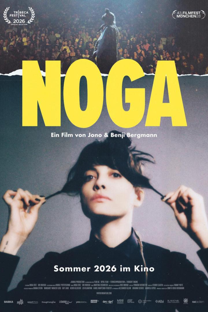 Filmplakat für „NOGA“ von Jono & Benji Bergmann mit der Musikerin Noga Erez, die ihre Haare hält, vor einem Publikum im Hintergrund.
