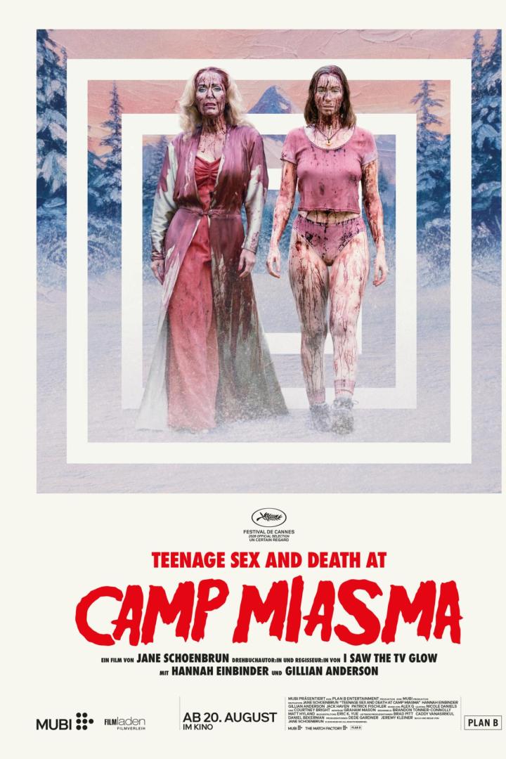 Gillian Anderson und Hannah Einbinder stehen blutverschmiert vor einer winterlichen Bergkulisse auf dem Filmplakat zu Teenage Sex and Death at Camp Miasma.
