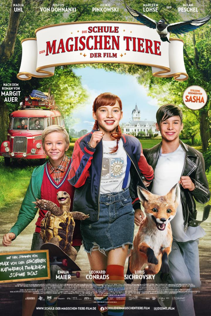 Filmplakat zu „Die Schule der magischen Tiere“ mit drei Kindern, einer Schildkröte auf einem Skateboard, einem Fuchs und einer Elster vor einem Schloss.