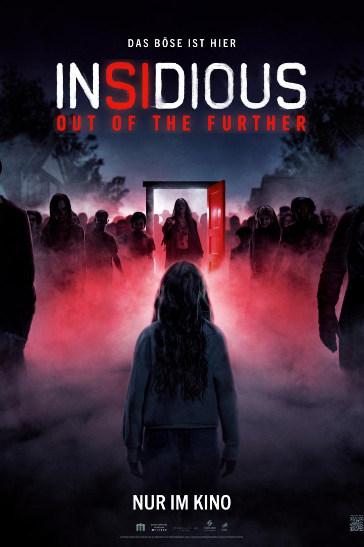 Filmplakat zu „Insidious: Out of the Further“: Eine Frau steht vor einer geöffneten roten Tür, umgeben von unheimlichen Gestalten und rotem Nebel.
