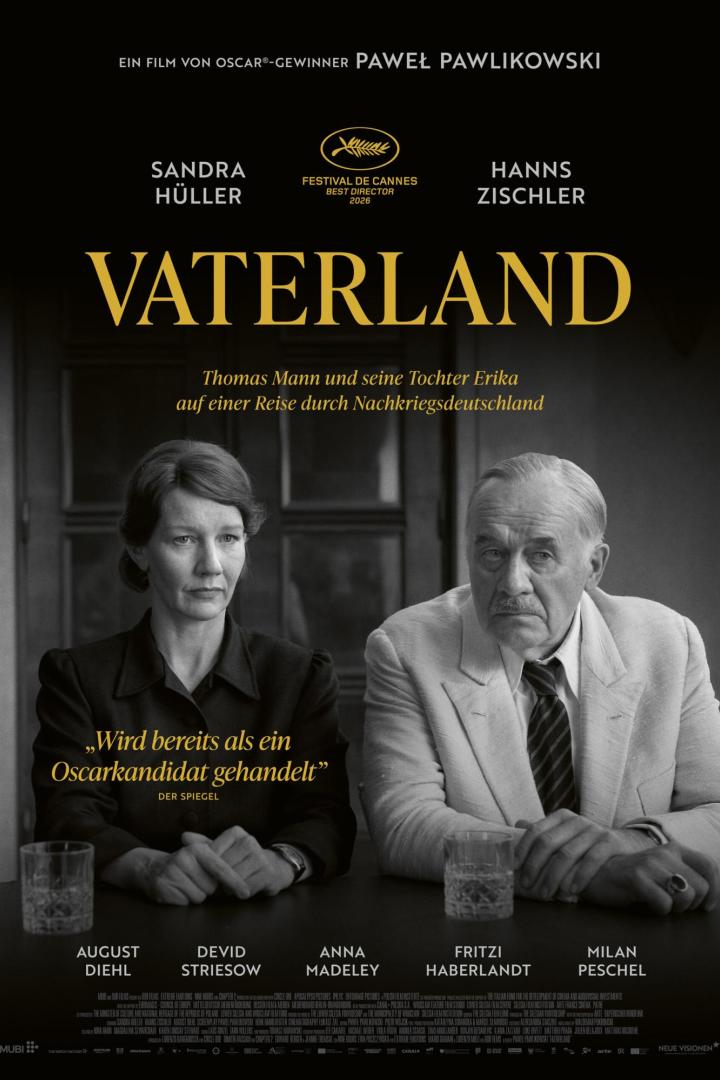 Filmplakat für „Vaterland“ von Paweł Pawlikowski mit Sandra Hüller und Hanns Zischler in den Hauptrollen vor einem dunklen Hintergrund.