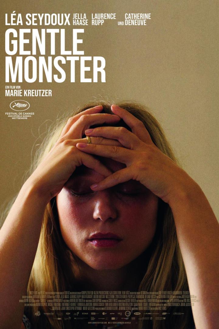 Filmplakat zu „Gentle Monster“ von Marie Kreutzer mit einer Frau, die ihre Hände mit geschlossenen Augen auf den Kopf stützt.