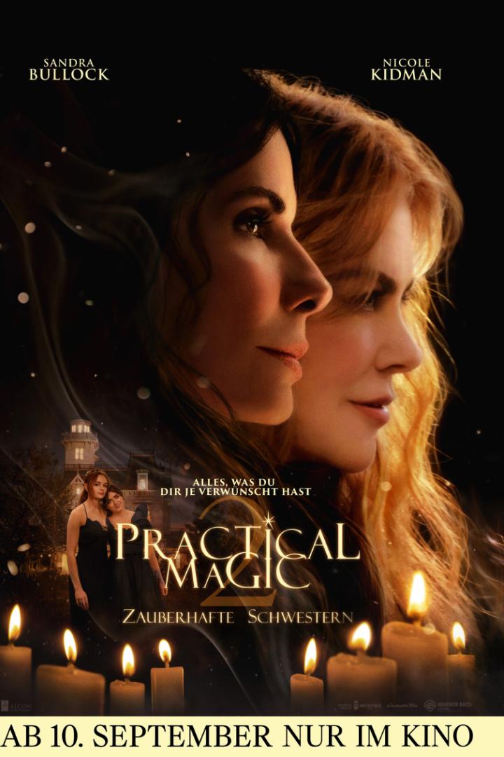 Filmplakat zu „Practical Magic 2“ mit Sandra Bullock und Nicole Kidman vor einem dunklen Hintergrund mit brennenden Kerzen und einem alten Haus.