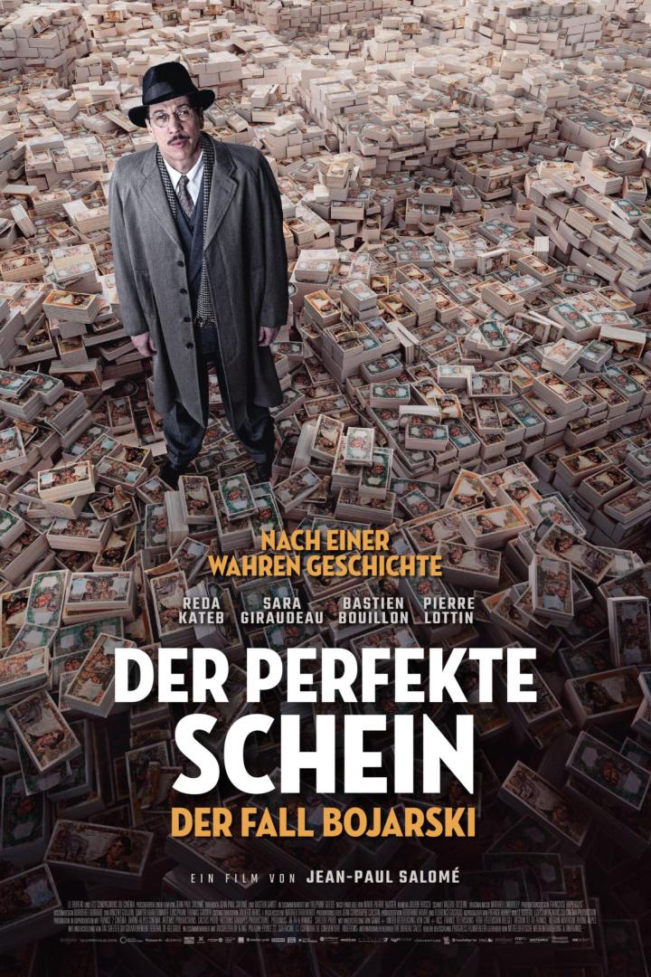 Ein Mann in Hut und Mantel steht inmitten eines riesigen Haufens aus Geldbündeln auf dem Filmplakat zu „Der perfekte Schein – Der Fall Bojarski“.