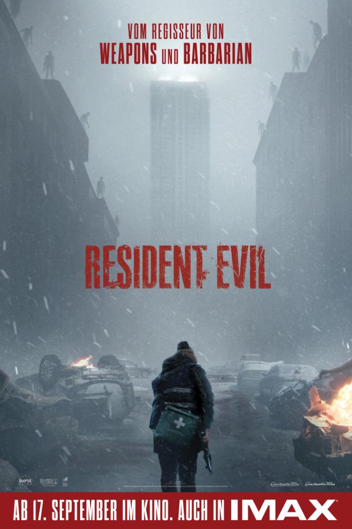 Eine Person mit Erste-Hilfe-Koffer steht in einer nebligen, zerstörten Stadt vor dem Filmtitel Resident Evil, während Gestalten auf den Dächern lauern.