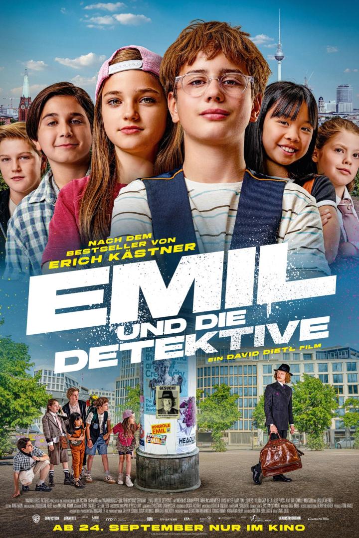 Filmplakat zu „Emil und die Detektive“ von David Dietl mit einer Gruppe Kinder vor der Berliner Skyline und einem Mann mit Hut und Koffer.