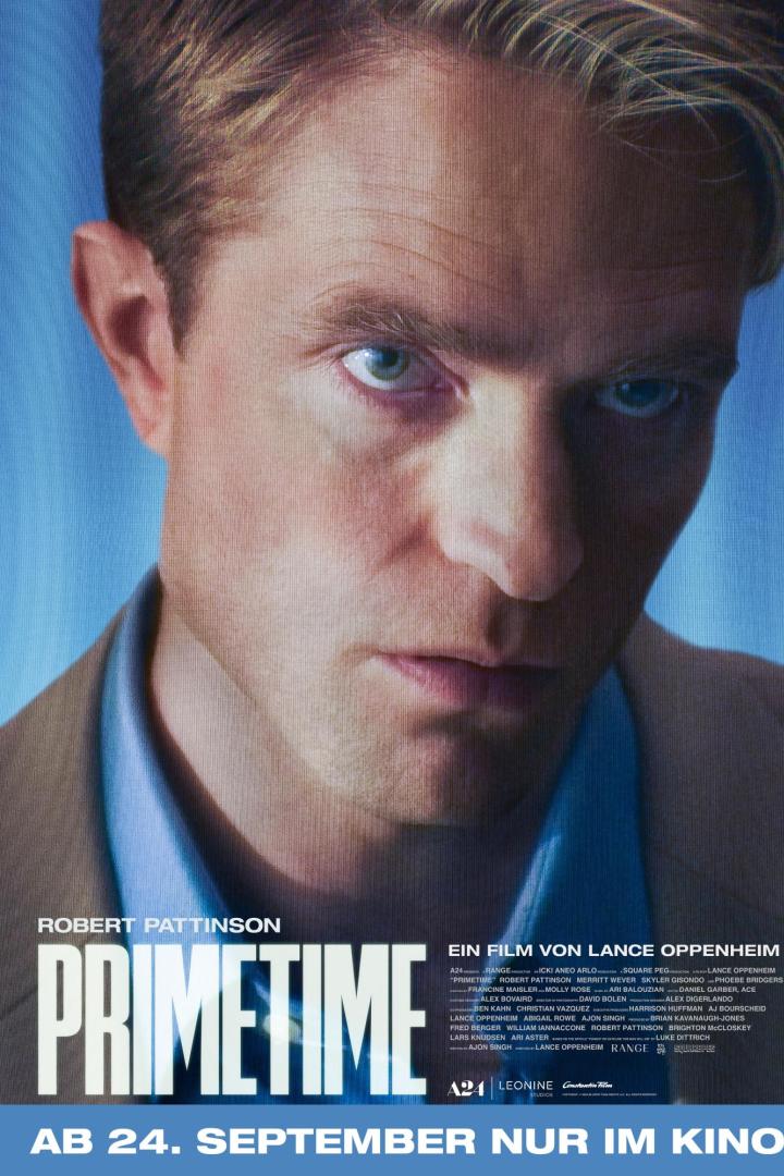 Robert Pattinson blickt ernst auf dem Filmplakat zu „Primetime“ von Regisseur Lance Oppenheim vor einem blauen Hintergrund.