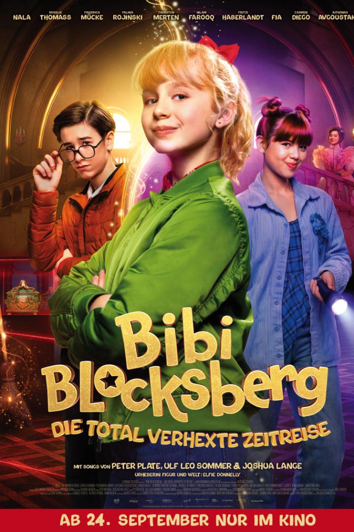 Kinoposter mit drei Jugendlichen, magischen Lichteffekten und dem Titel „Bibi Blocksberg – Die total verhexten Zeitreise“.