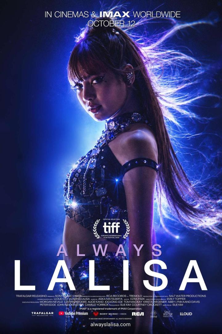 Das Filmplakat zeigt die Künstlerin Lisa vor einem leuchtend blauen Hintergrund mit dem Titel „Always Lalisa“ und dem Hinweis auf den Kinostart am 12. Oktober.