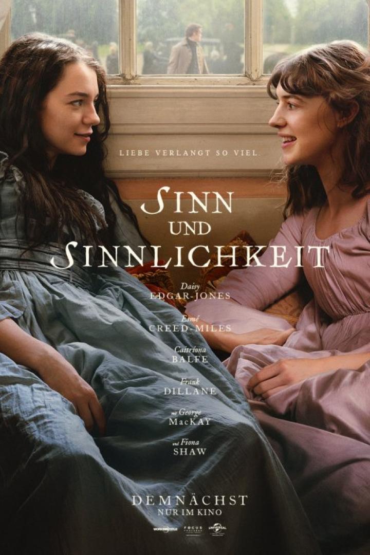 Zwei junge Frauen in historischen Kleidern sitzen sich lächelnd gegenüber, während im Hintergrund der Filmtitel „Sinn und Sinnlichkeit“ zu sehen ist.