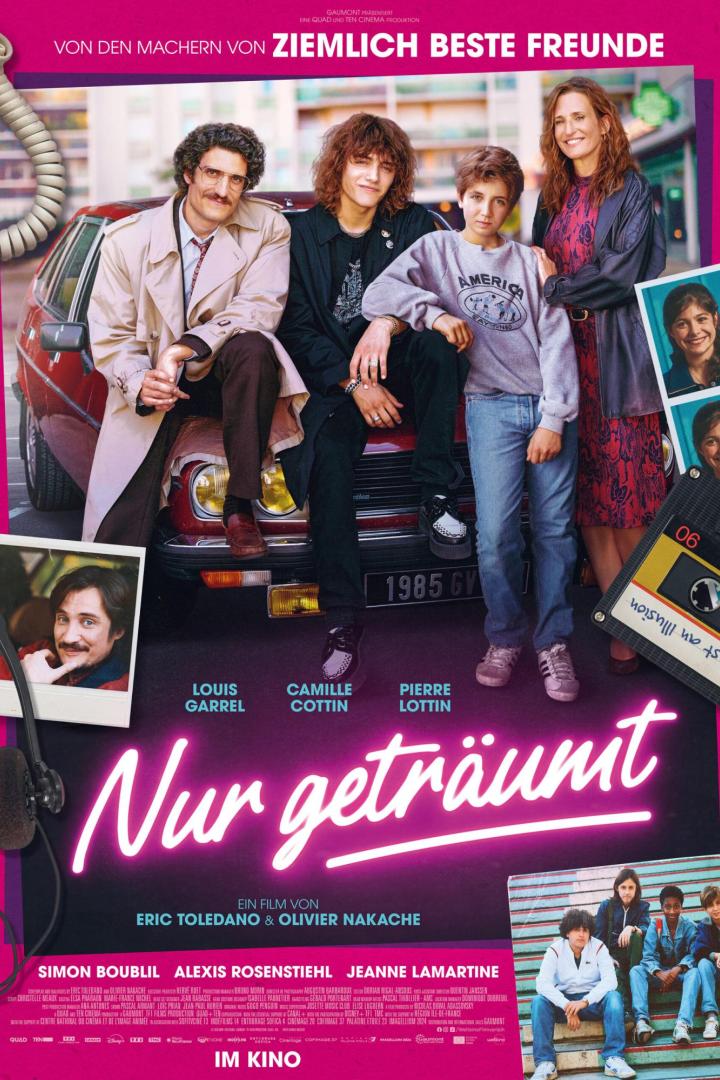 Filmplakat mit vier Personen vor einem roten Auto und dem Titel „Nur geträumt“.