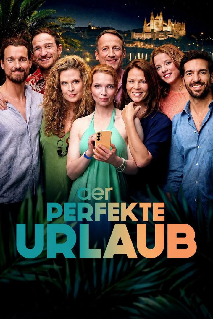 Eine Gruppe von sieben lächelnden Menschen posiert vor der nächtlichen Kulisse der Kathedrale von Palma de Mallorca unter dem Titel Der perfekte Urlaub.