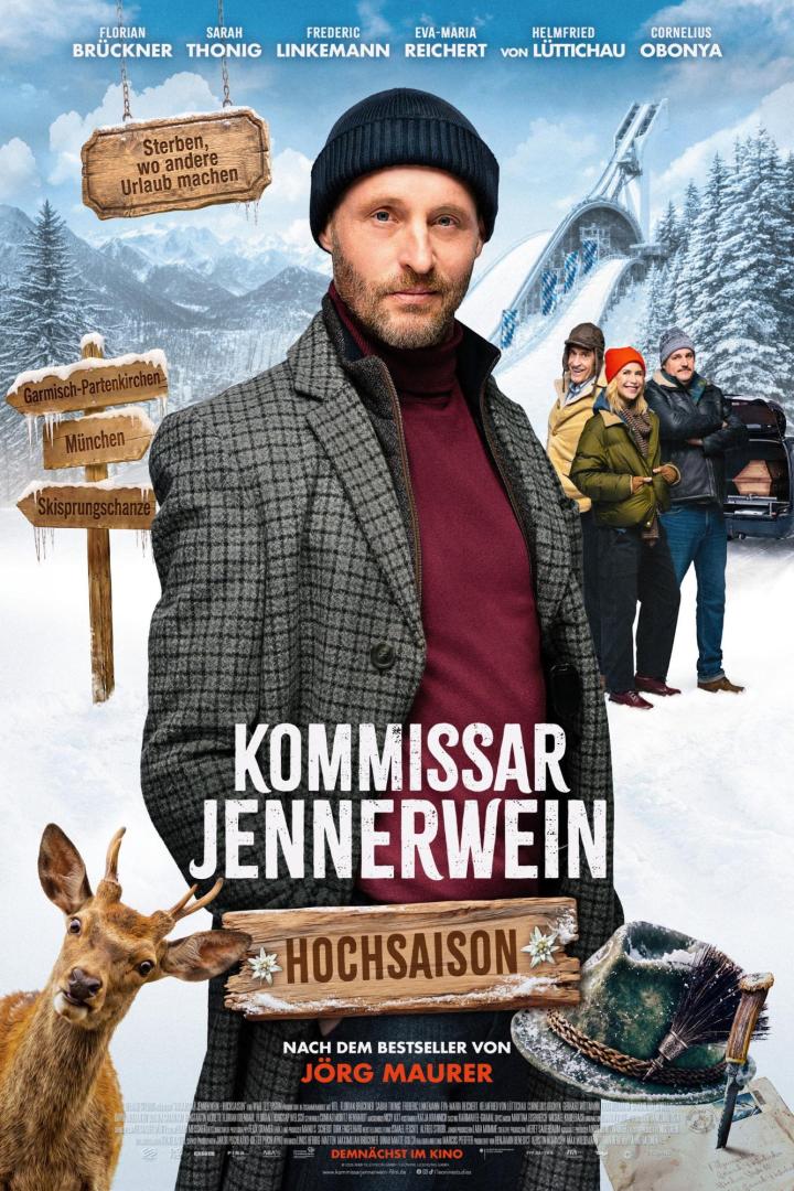Das Filmplakat zu „Kommissar Jennerwein – Hochsaison“ zeigt den Ermittler im Vordergrund vor einer verschneiten Bergkulisse.