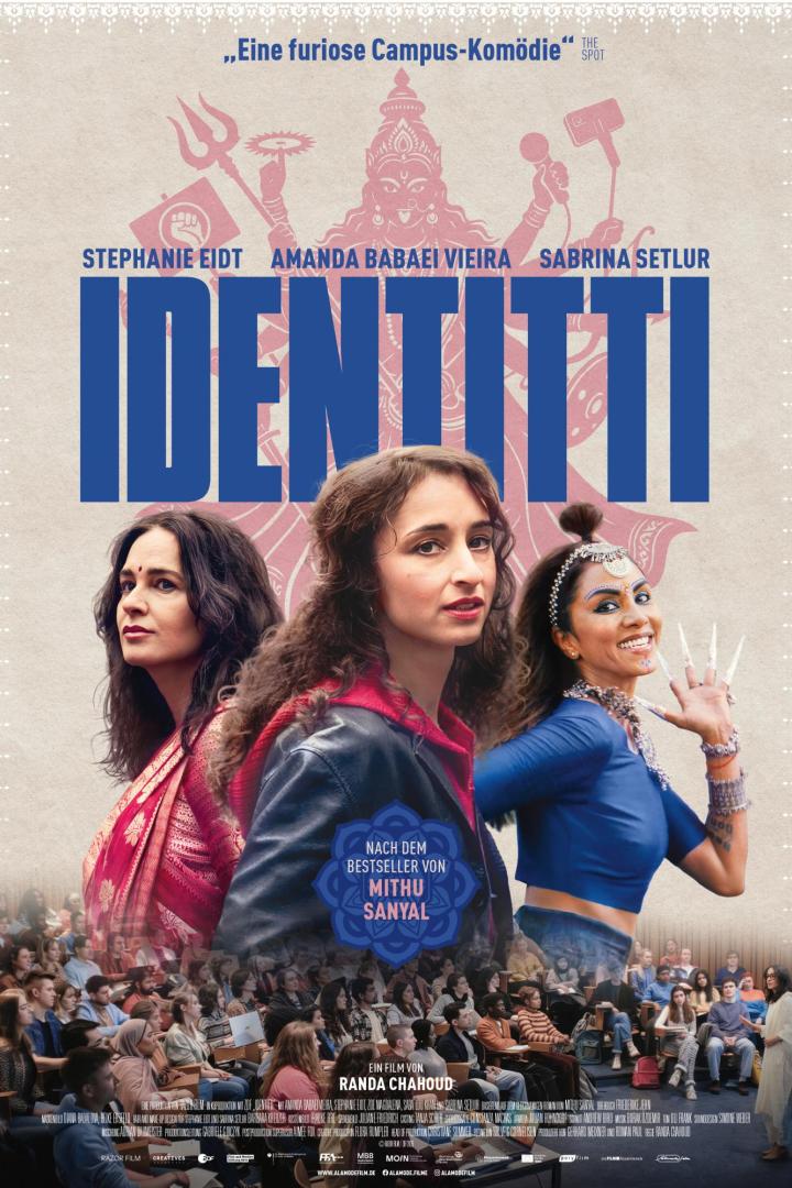Das Filmplakat zu „Identitti“ von Randa Chahoud zeigt die drei Hauptdarstellerinnen Stephanie Eidt, Amanda Babaei Vieira und Sabrina Setlur.