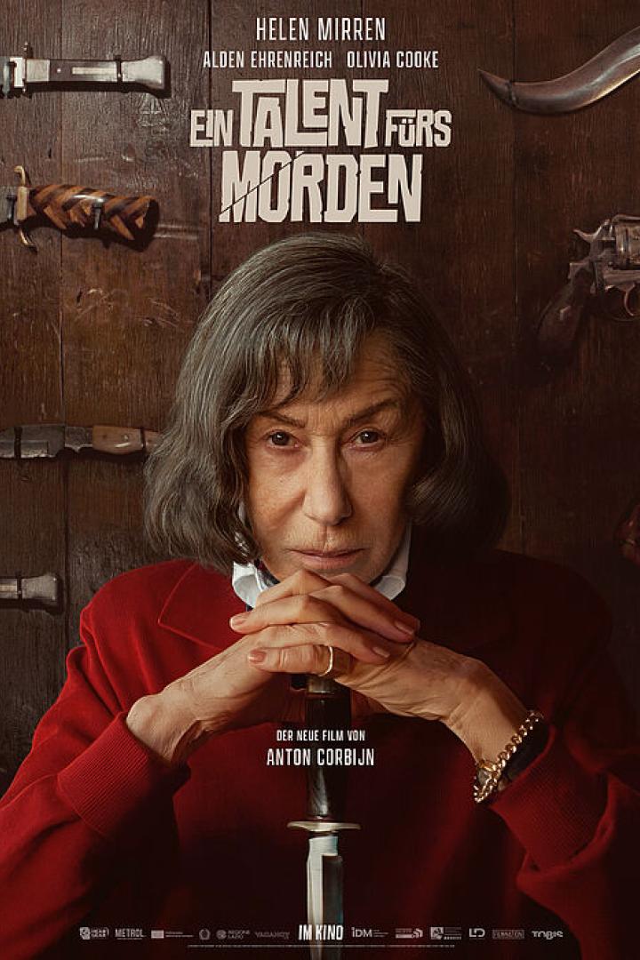 Helen Mirren stützt sich auf ein Messer vor einer holzverkleideten Wand mit weiteren Waffen beim Filmplakat zu Ein Talent fürs Morden.