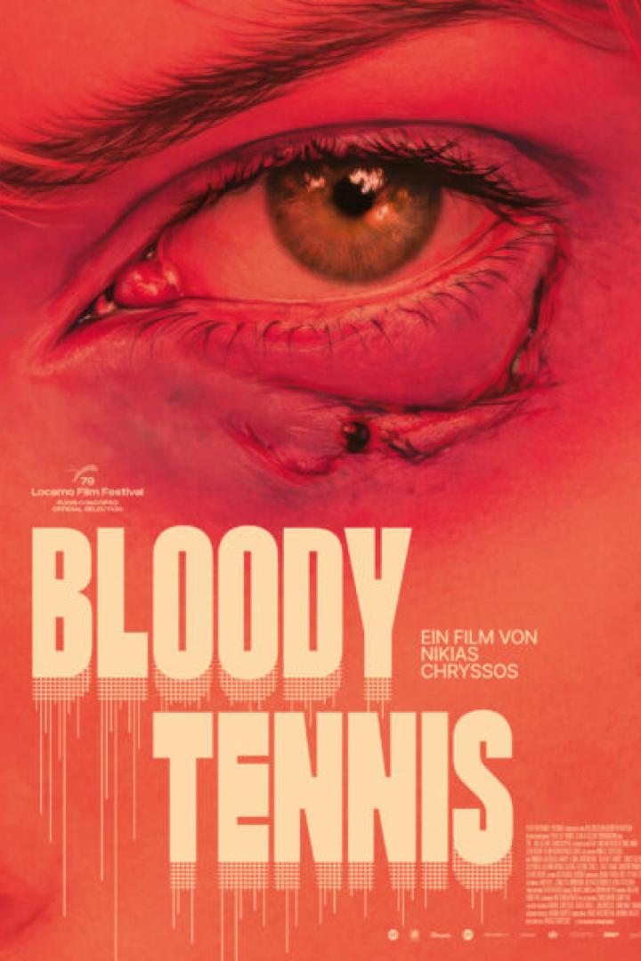 Das Filmplakat zeigt ein rotes Auge in Nahaufnahme und darunter den Titel „Bloody Tennis“.