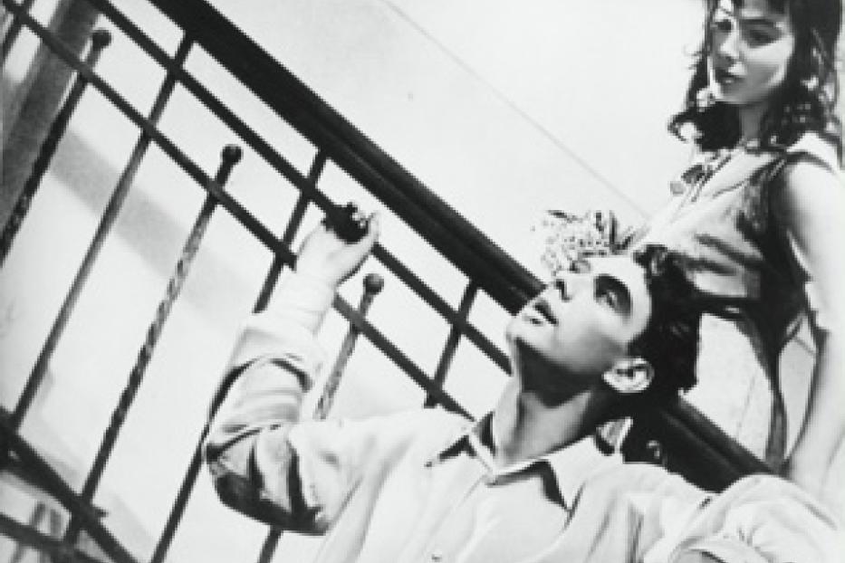 Ein Mann und eine Frau stehen auf einer Treppe.