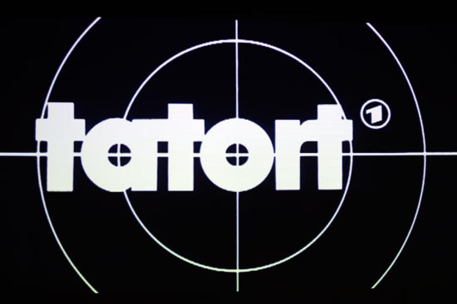 Das Logo der deutschen Fernsehreihe „Tatort“ vor einem Fadenkreuz.