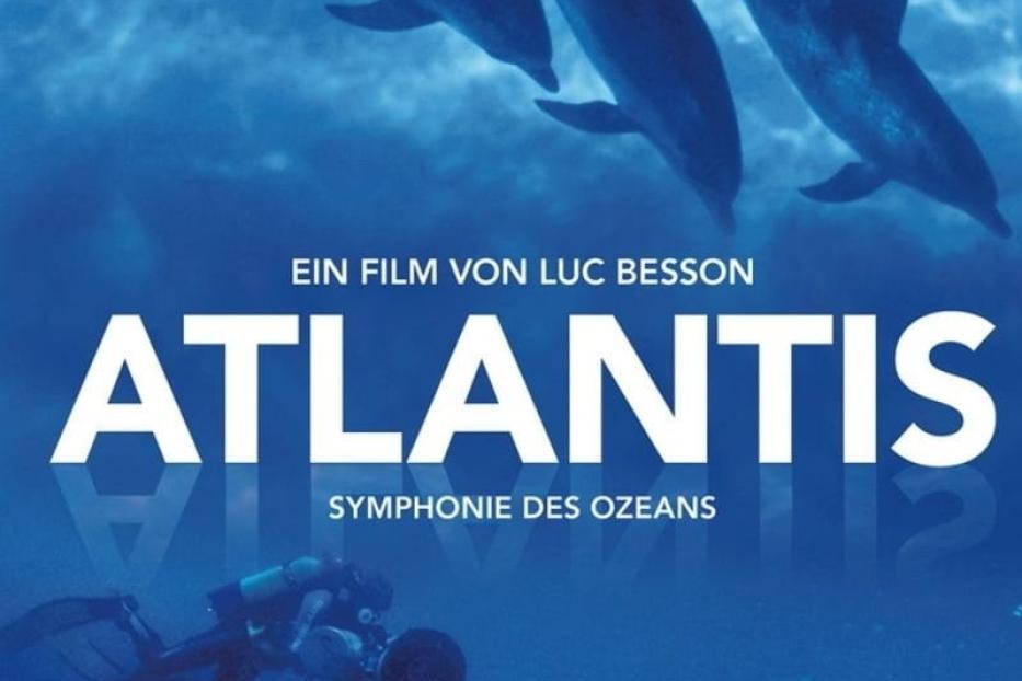 Das Cover des Films „Atlantis“ von Luc Besson zeigt Delfine und einen Taucher unter Wasser.