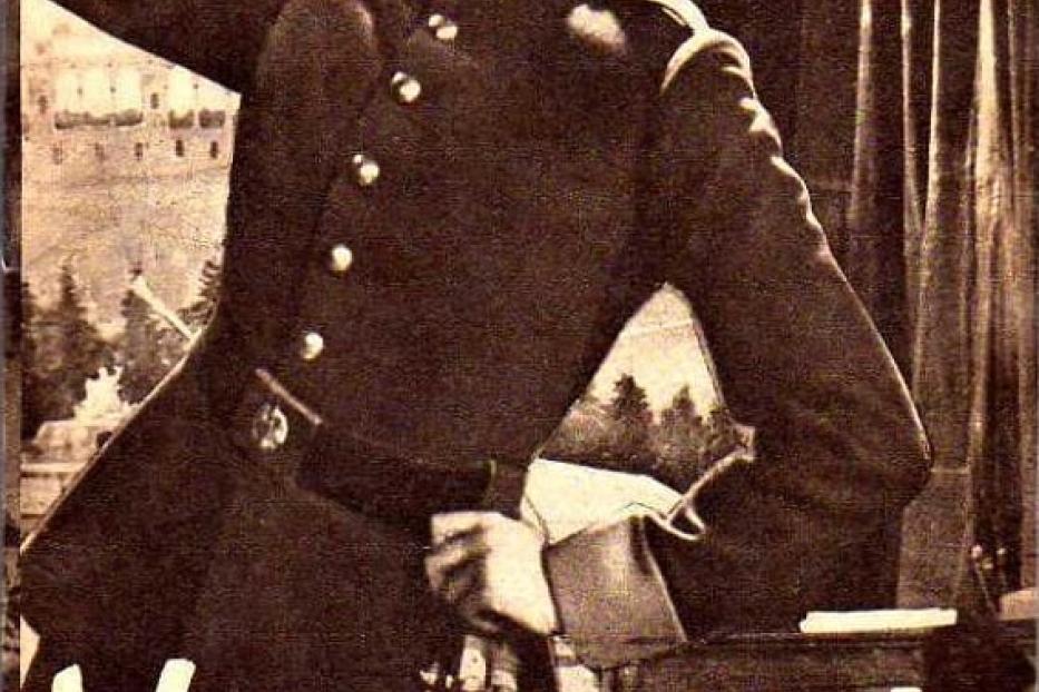 Eine Frau in Uniform salutiert auf einem Filmplakat für „Vorstadtvarieté“.