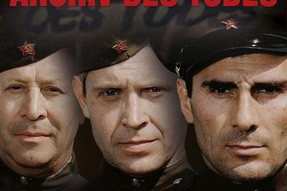 Das DVD-Cover der DDR-Krimiserie „Archiv des Todes“ zeigt drei Männer in Uniform.